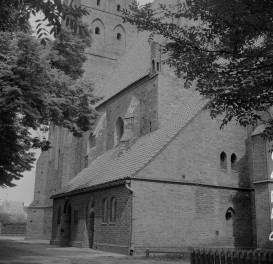kościół parafialny pw. św. Mateusza - elewacja południowa, boczna, fragment, skan 1