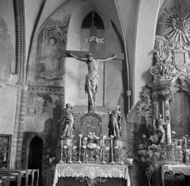 kościół Świętych Apostołów Jakuba i Filipa - ołtarz, krucyfiks, skan 1
