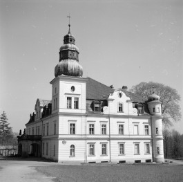 pałac von Strachwitzów - widok od północnego - zachodu, skan 1