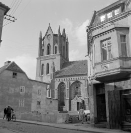 kościół parafialny pw. Niepokalanego Poczęcia NMP - elewacja południowa, fragment, skan 1