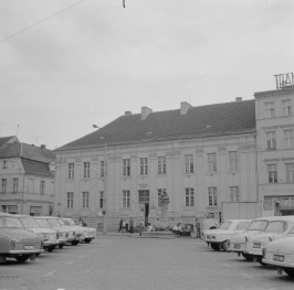 Stary Rynek - zabudowa miejska, biblioteka miejska oraz fontanna "Dzieci bawaiące się z gęsią"., skan 1