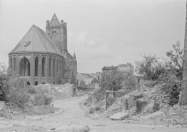 bazylika św. Jakuba - prezbiterium, zniszczenia, skan 1