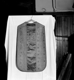 Skarbiec Katedralny - Ornat. Boki Niemcy. Środek Polska. Całość, tył., skan 1