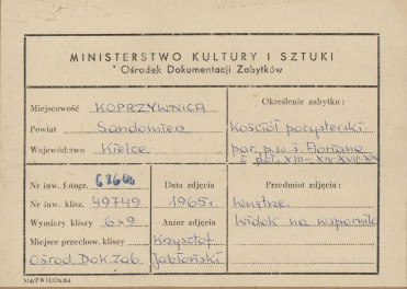Zespół klasztorny - kościół, wnętrze , widok na wspornik łuku - metryczka, skan 1