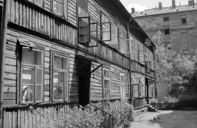 drewniany budynek mieszkalny - elewacja frontowa, skan 1