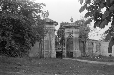 pałac - brama, skan 1