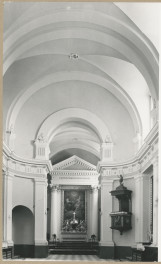 Zespół klasztorny na Świętym Krzyżu - wnętrze kościoła, widok nawy w  kierunku prezbiterium , skan 1