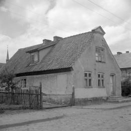 dom, ul. Nabrzeżna nr 10 - elewacja frontowa, skan 1