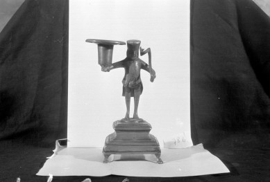Muzeum Górnośląskie w Bytomiu, Lichtarzyk cynowy przedstawiający Górnika z XVIII/XIX w., wysokość 180 mm, skan 1