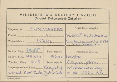 Katedra - wnętrze, widok na gzyms filaru międzynawowego - metryczka, skan 1