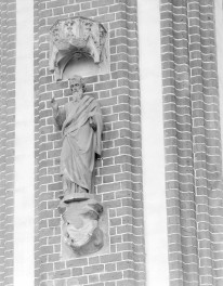 Kościół Najświętszej Marii Panny - wnętrze: rzeźba figuralna na konsoli oraz baldachim, skan 1