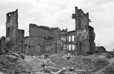 Szkoła Handlowa Zgromadzenia Kupców - ruiny budynku. Widok od strony ul. Waliców., skan 1