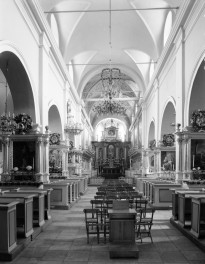 Bazylika N.M.P - wnętrze. Nawa główna z widokiem na ołtarz główny. Sklepienie kolebkowe z latarniami. Po obu stronach widoczne boczne ołtarze., skan 1