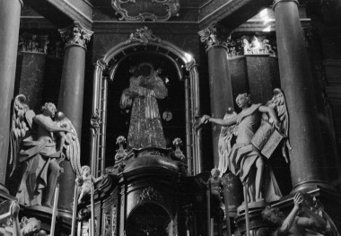 klasztor Bernardynów - kościół pw. św. Antoniego Padewskiego - wnętrze - fragment, skan 1