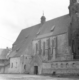 kościół, ob. parafialny rzymskokatolicki pw. Wniebowzięcia Najświętszej Marii Panny - widok od południa, skan 1