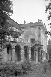 pałac, dawny zamek - widok na ryzalit południowy i taras w narożniku południowo-zachodnim, skan 1