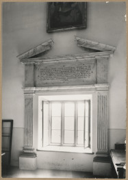 Zespół klasztorny ss. Benedyktynek -  widok na obramienie okna i tablicę pamiątkową w klasztorze, skan 1