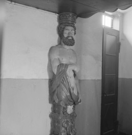 Pałac - wnętrze: figura podrzymująca schody, skan 1
