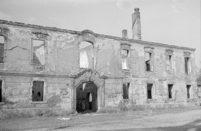 budynek dawne muzeum, tzw. Dom Komendanta - widok ogólny (zniszczony), skan 1