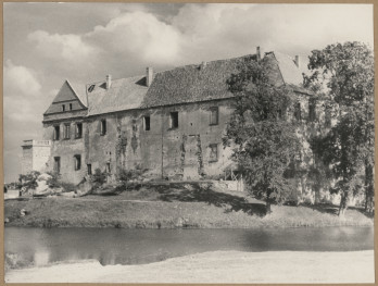 Zamek - widok ogólny od strony płn.-zach., skan 1