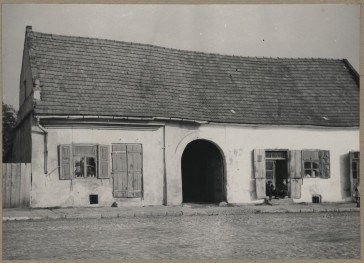 Miasto - wschodnia pierzeja rynku - widok domu

, skan 1