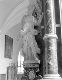 kościół M.B. Królowej - ołtarz boczny, obraz "Zmartwychwstanie", figura boczna, skan 1