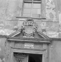 Bazylika kolegiacka św. apostołów Piotra i Pawła - elewacja: portal i jego zwieńczenie, skan 1