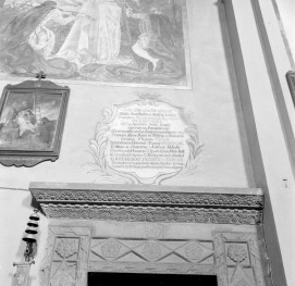 kościół N.M.P - wnętrze, portal do zakrystii, nadproże, skan 1
