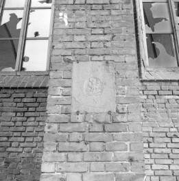 zespół klasztorny dominikanów, kościół pw. Najświętszej Marii Panny, obecnie galeria sztuki EL - elewacja południowa, prezbiterium, epitafium na szkarpie, skan 1