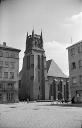 kościół parafialny pw. Wniebowzięcia Najświętszej Marii Panny - widok od północnego-zachodu, skan 1