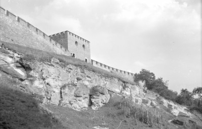 zamek - fragment elewacji oraz mury obronne, skan 1