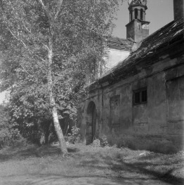 pałac Potockich - elewacja frontowa, zniszczenia, skan 1