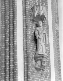 Kościół Najświętszej Marii Panny - wnętrze: rzeźba figuralna na konsoli oraz baldachim, skan 1