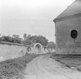 mur przy kościele parafialnym pw. św. Marcina Biskupa - widok zewnętrzny, skan 1