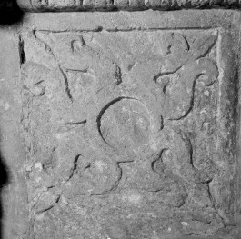 kościół pw. św. Mikołaja - Kaplica Firlejów - wnętrze - arkada wejściowa z bramą - rozeta w prawej dolnej części, skan 1