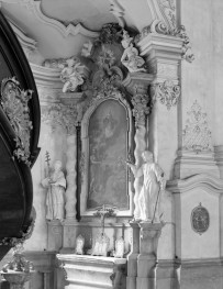 kościół, ob. parafialny pw. Wniebowzięcia Najświętszej Marii Panny - wnętrze: ołtarz w lewej nawie, skan 1