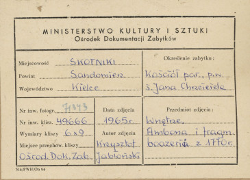 Kościół parafialny - wnętrze, widok na ambonę - metryczka, skan 1