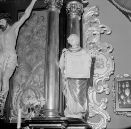Katedra pw. św. Marcina i Mikołaja - ołtarz w kaplicy północnej, figura św. Weroniki, skan 1