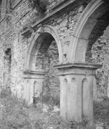 elewacja zach. ruin pałacu Tarłów w Podzamczu Piekoszowskim, zbliżenie na głowne wejście z trójarkadową loggią i profilowanymi arkadami, skan 1