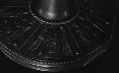 Katedra pw. Wniebowzięcia Najświętszej Marii Panny i św. Wojciecha - wnętrze: kielich z Trzemeszna, romański, fragment stopy, skan 1