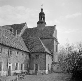 Zespół klasztorny Reformatów - kościół i fragment zabudowy klasztornej. Elewacja., skan 1