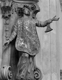 kościół klasztorny augustianów eremitów, ob. parafialny pw. św.św. Wacława, Doroty i Stanisława - wnętrze: figura na filarze międzynawowym, skan 1