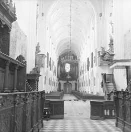 Archikatedra Oliwska - wnętrze: prezbiterium i oś widokowa na chór muzyczny, lewa strona - Stalle, prawa strona - ambona, skan 1