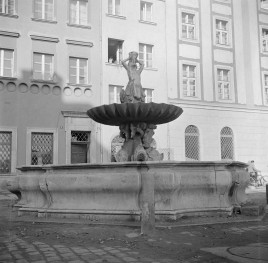 kamienica i fontanna Trytona, skan 1