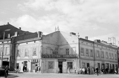 kamienica - elewacja frontowa, sklepy, skan 1
