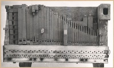 Muzeum Diecezjalne - organy przenośne, fragment wnętrza, widok na wiatrownicę i piszczałki, skan 1