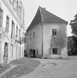 zespół pałacowo - parkowy - pałac Tarnowskich oraz oficyna południowa - elewacje frontowa oraz boczna - fragmenty, skan 1