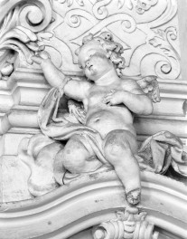 klasztor Benedyktynek - kościół pw. Wniebowzięcia Najświętszej Maryi Panny - wnętrze - nawa główna - dekoracja głowicy filaru - fragment, skan 1