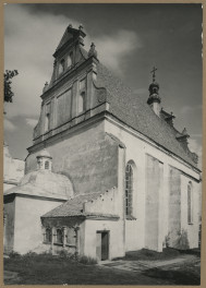 Zespół klasztorny - widok na kościół od strony płd-zach., skan 1