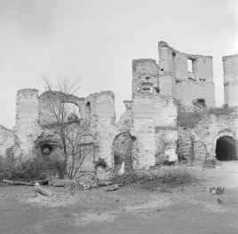 zamek - widok od strony dziedzińca, frag. baszty, skan 1